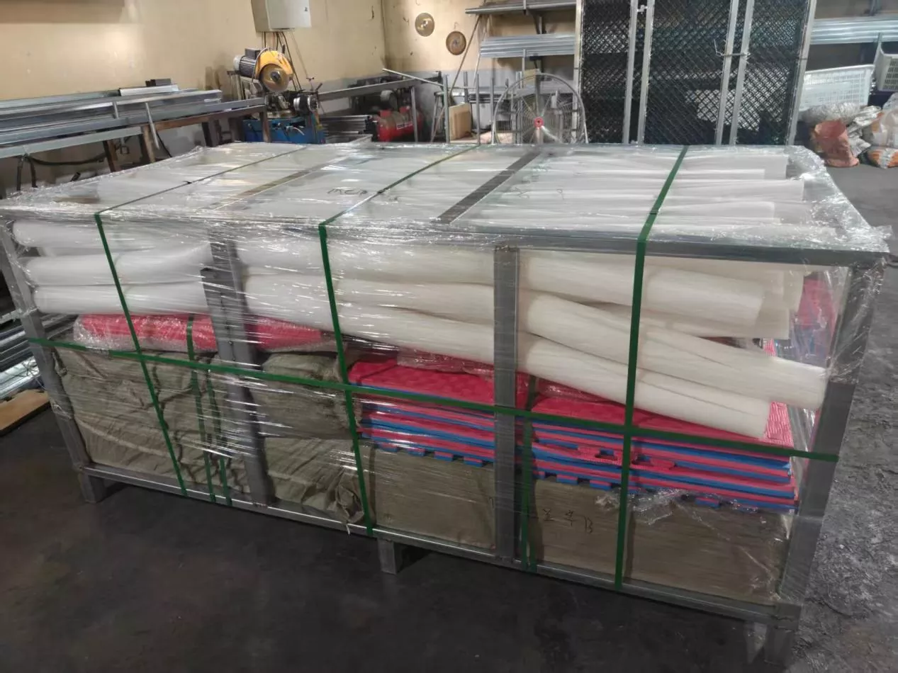 With global shipping following factory pre-assembly and testing, how do Pandawin Sports boxing rings address the challenges of shipping damage and installation?